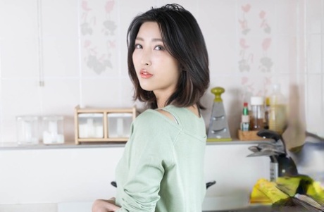 C0930 ki200206 Married Woman Slashing Midorikawa Yuka 27 years old